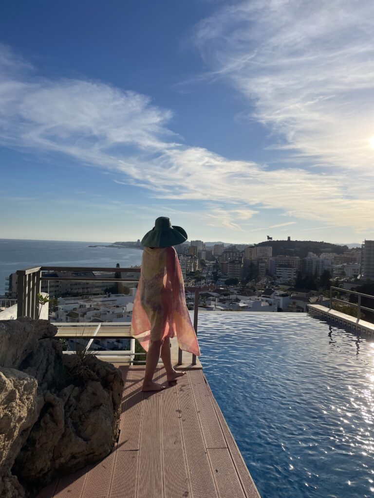 skrivretreat med utsikt mot havet, vid poolen.