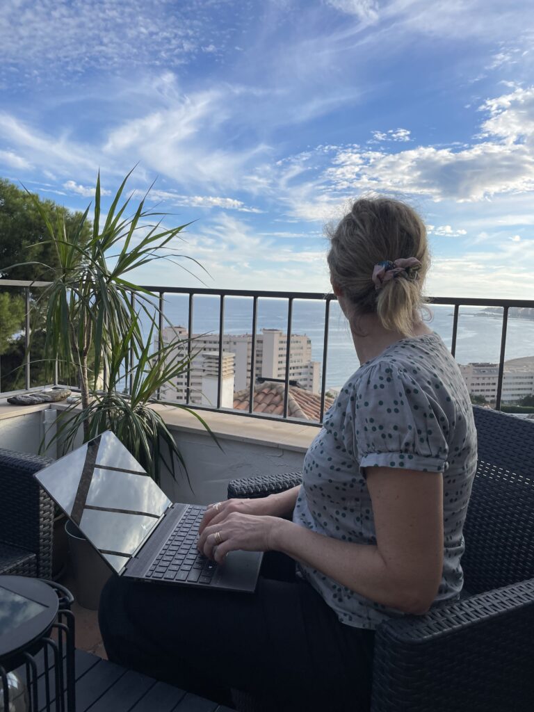 Skriva på balkongen i skrivarretreat Spanien.