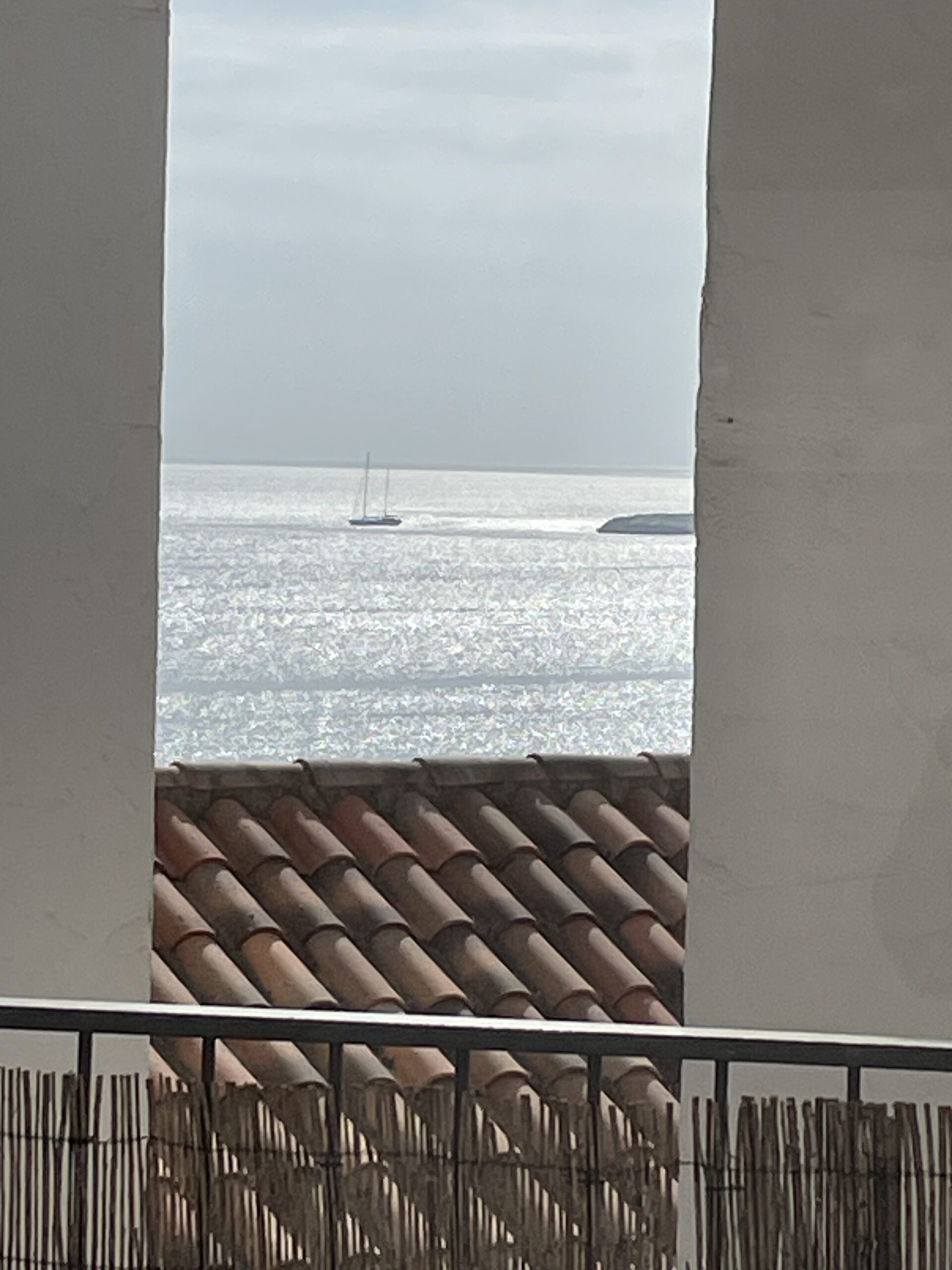 Utsikt mot havet från rummet.
