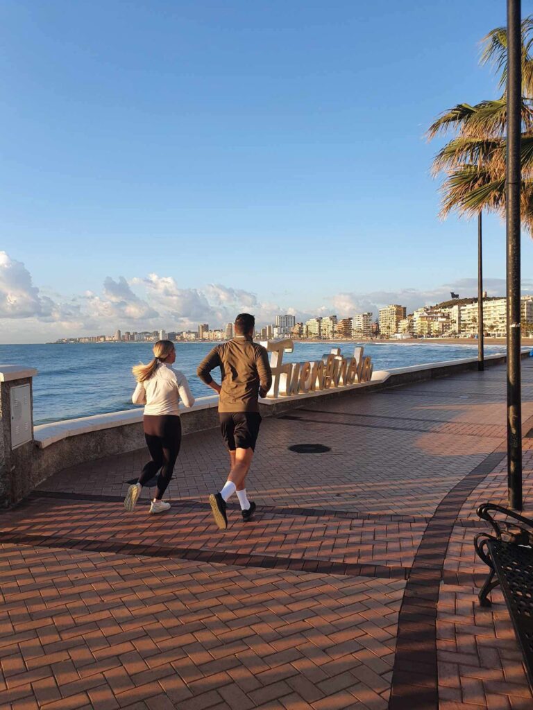 Fuengirola, strandpromenaden vid havet.